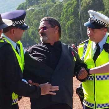 Fred Hooper being apprehended by Australina Federal Police officers